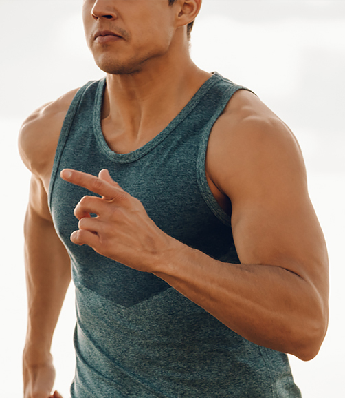 Mann im Sportshirt im Freien